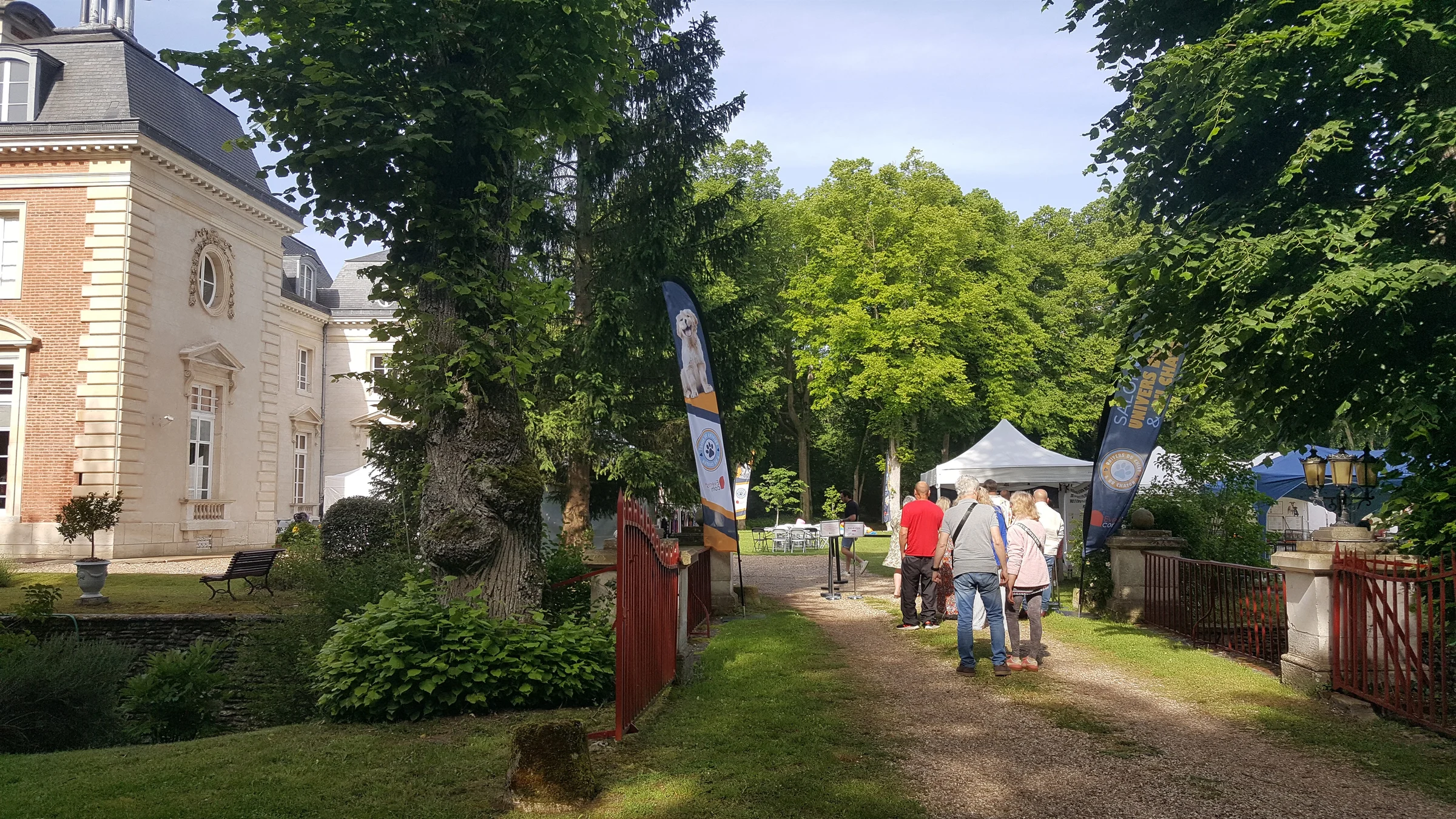 Salon dans le parc du château — entrée et chapiteaux
