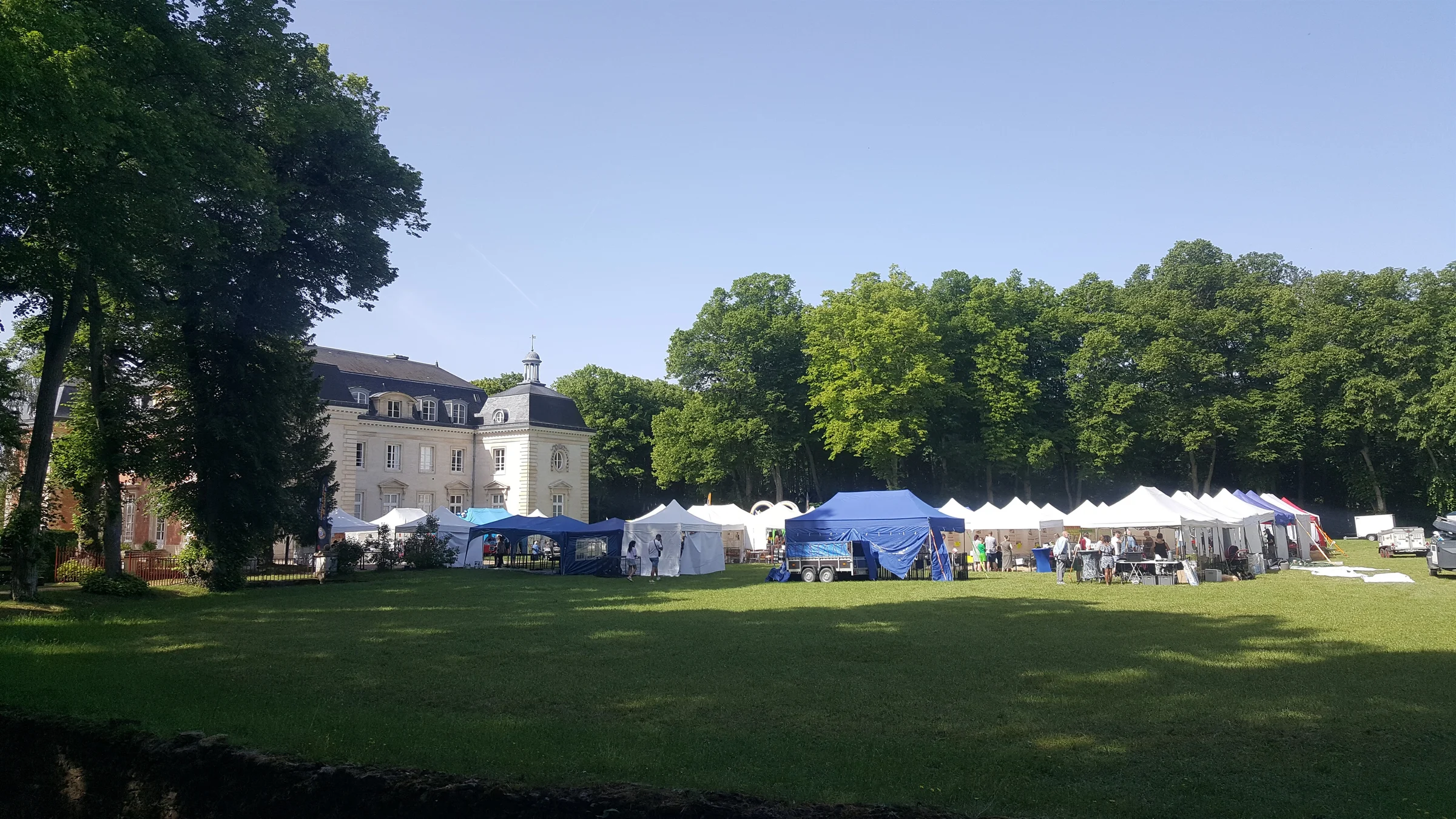 Salon dans le parc du château — vue d'ensemble des chapiteaux