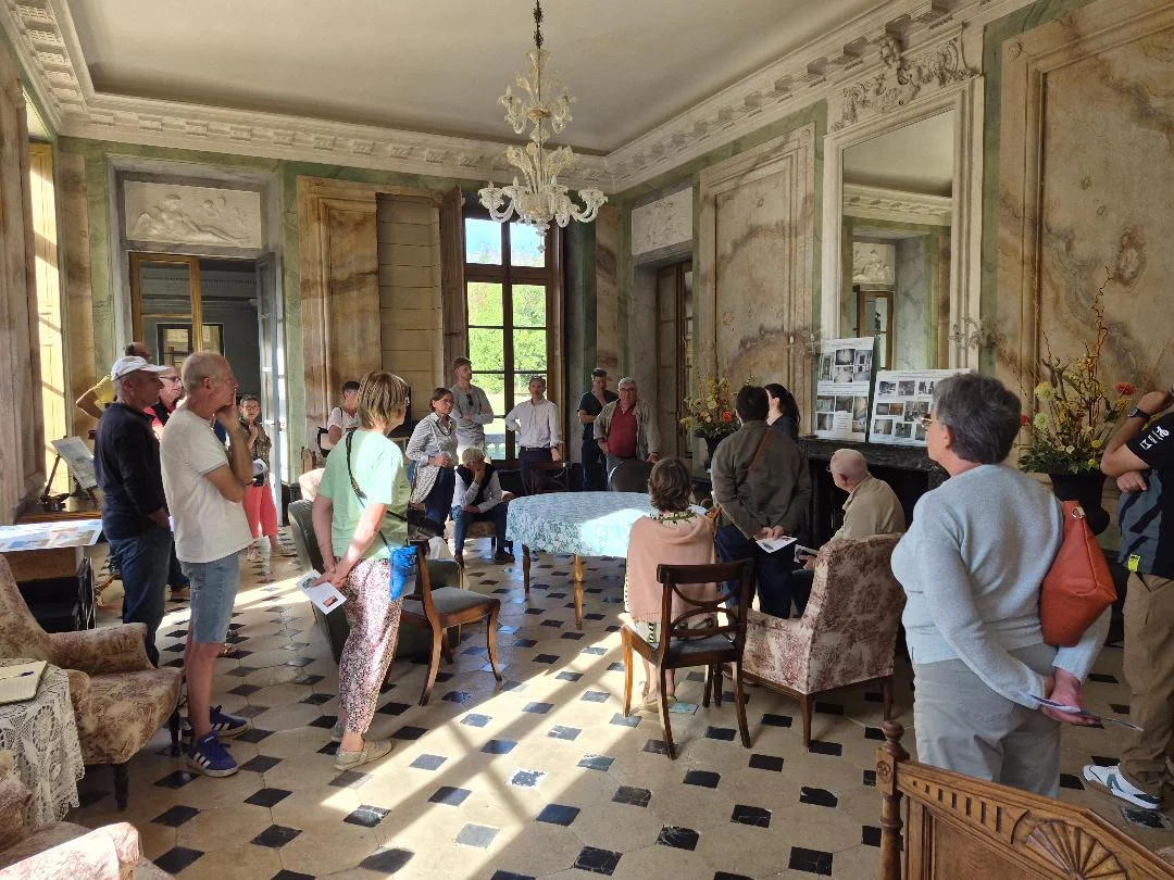Visiteurs réunis dans un salon du Château du Buisson de May lors des Journées du Patrimoine 2026
